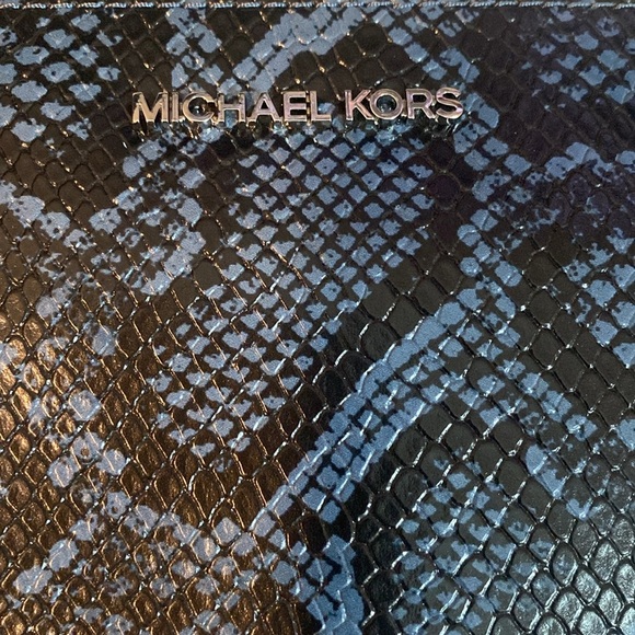 🖤💙MICHAEL KORS🖤💙Jet Set Travel Lg Top Zip Wristlet in Exotic Embossed Denim/NWT - Picture 2 of 6